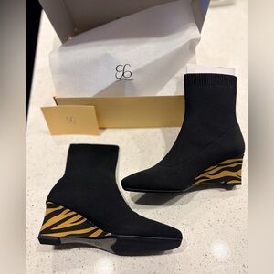 Women’s Black Zebra Knit Pull-On Ankle Boots ~6